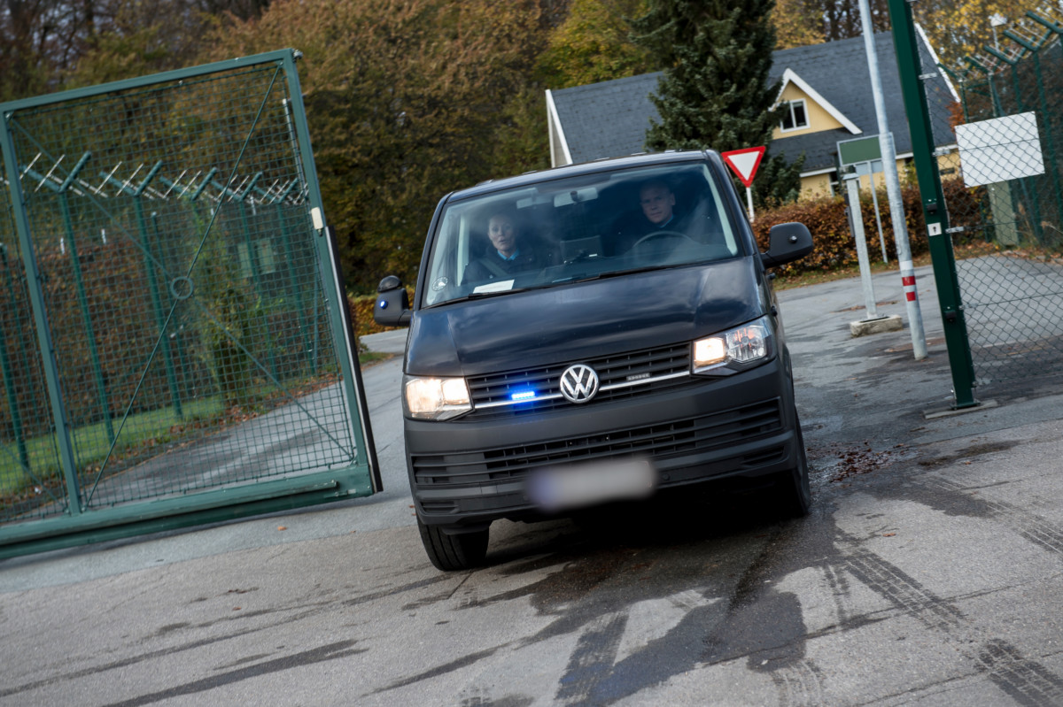Billede af arrestanttransportbilerne