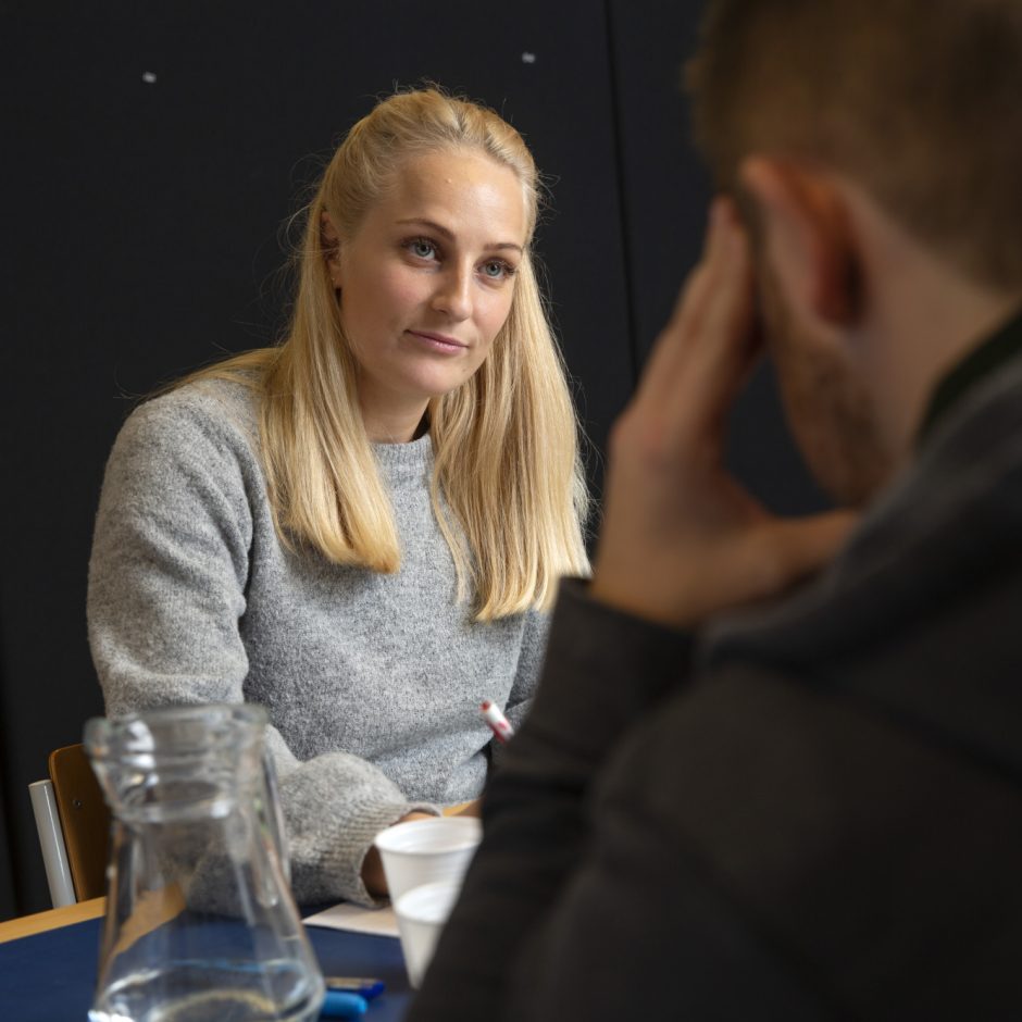 Socialrådgiver i samtale med en indsat
