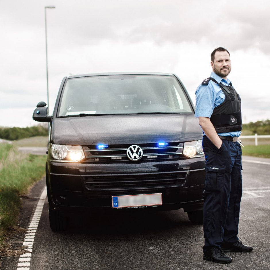 Transportbetjent foran transportbil